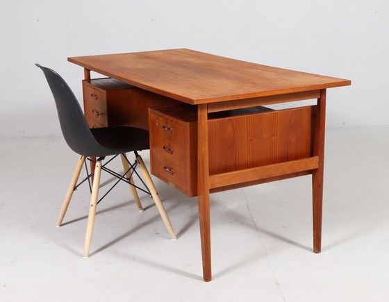 Image 1 of Teakhouten bureau voor Møbelfabrikken Toften, Denemarken, jaren 1960