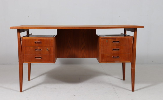 Image 1 of Teakhouten bureau voor Møbelfabrikken Toften, Denemarken, jaren 1960