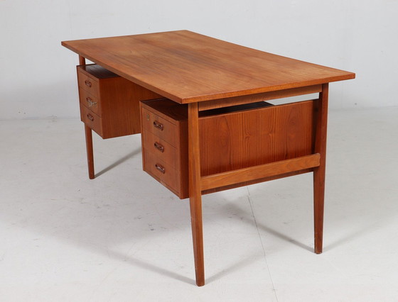 Image 1 of Teakhouten bureau voor Møbelfabrikken Toften, Denemarken, jaren 1960