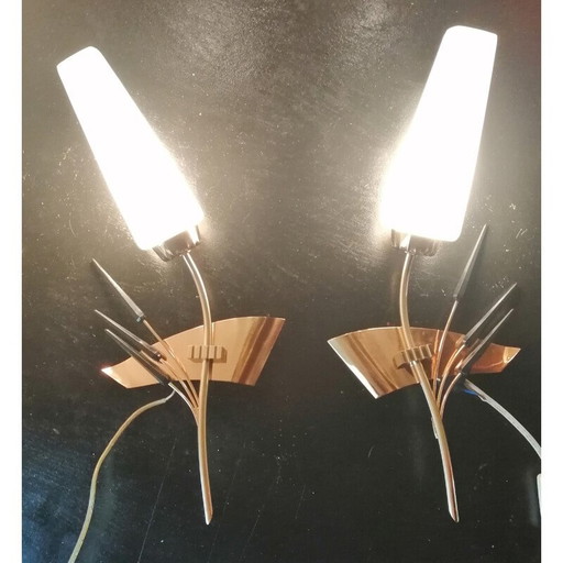 Paar vintage wandlampen van messing en wit glas, 1950-1960