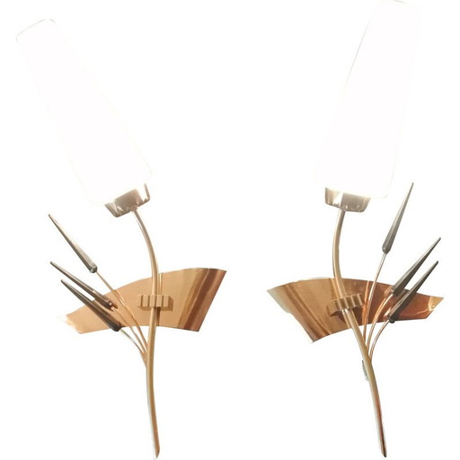 Paar vintage wandlampen van messing en wit glas, 1950-1960