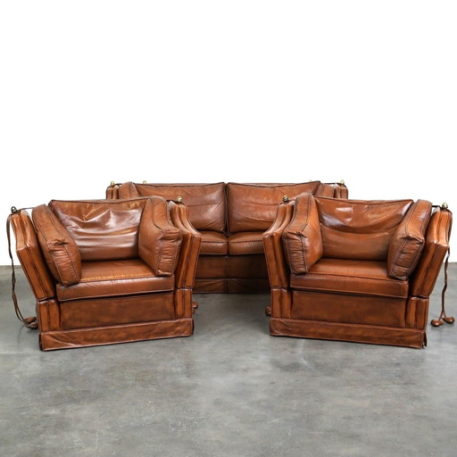 Complete set cognac kleurige rundleren kasteelbank en fauteuils