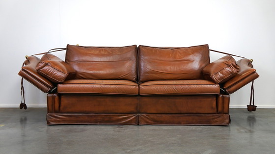 Image 1 of Complete set cognac kleurige rundleren kasteelbank en fauteuils