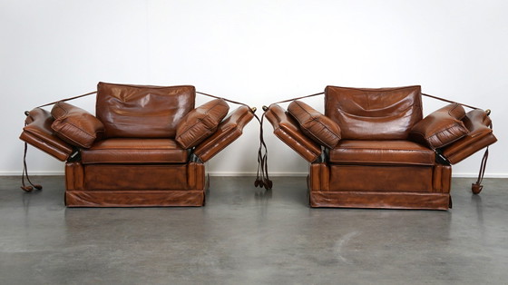 Image 1 of Complete set cognac kleurige rundleren kasteelbank en fauteuils