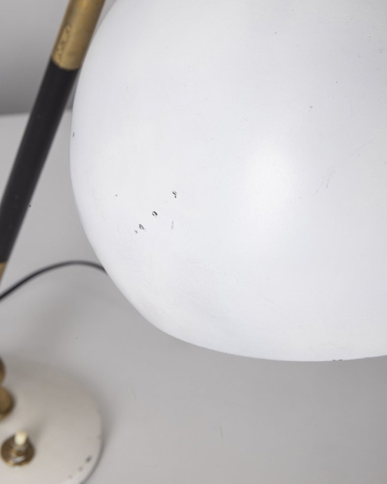 Image 1 of Vintage 1960S tafellamp in messing en wit metaal Italiaans ontwerp