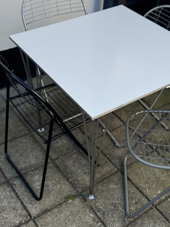 Image 1 of Fritz Hansen Tafel met 4 Aland Stoelen