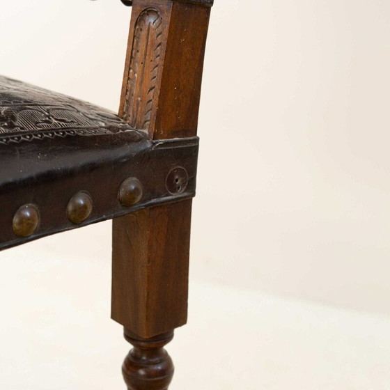 Image 1 of Paar oude walnotenhouten en leren fauteuils, 19e eeuw