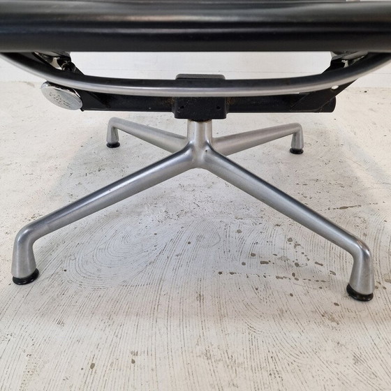 Image 1 of Vintage fauteuil met voetenbankje van Charles en Ray Eames in aluminium voor Vitra, 1999