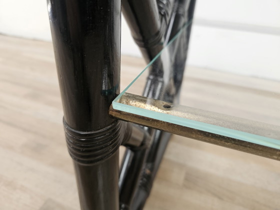 Image 1 of Zwart gelakte rieten salontafel met twee glazen bladen