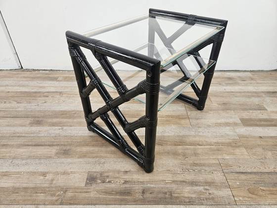Image 1 of Zwart gelakte rieten salontafel met twee glazen bladen