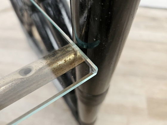 Image 1 of Zwart gelakte rieten salontafel met twee glazen bladen