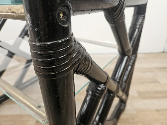 Image 1 of Zwart gelakte rieten salontafel met twee glazen bladen