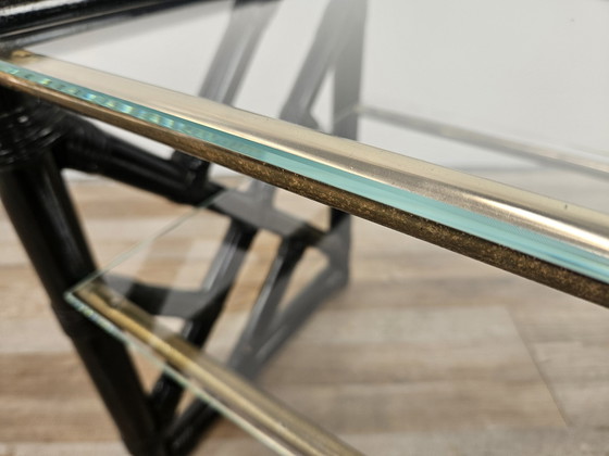 Image 1 of Zwart gelakte rieten salontafel met twee glazen bladen
