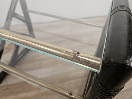 Image 1 of Zwart gelakte rieten salontafel met twee glazen bladen