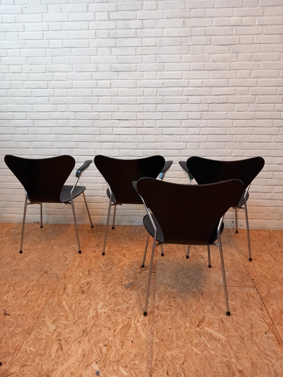 Image 1 of 4x Arne Jacobsen stoelen 3107 met armleuningen