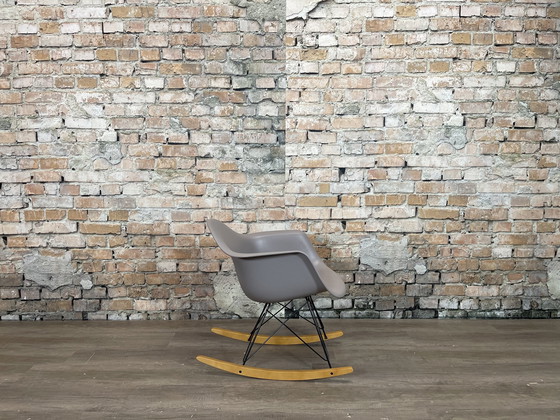 Image 1 of Vitra Rar