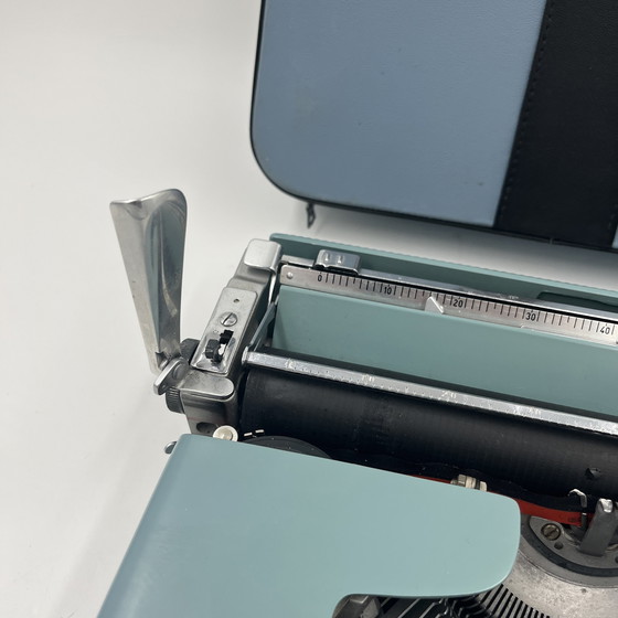 Image 1 of Olivetti Lettera 22 typemachine Blauw