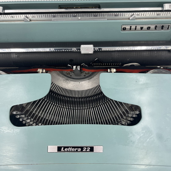 Image 1 of Olivetti Lettera 22 typemachine Blauw