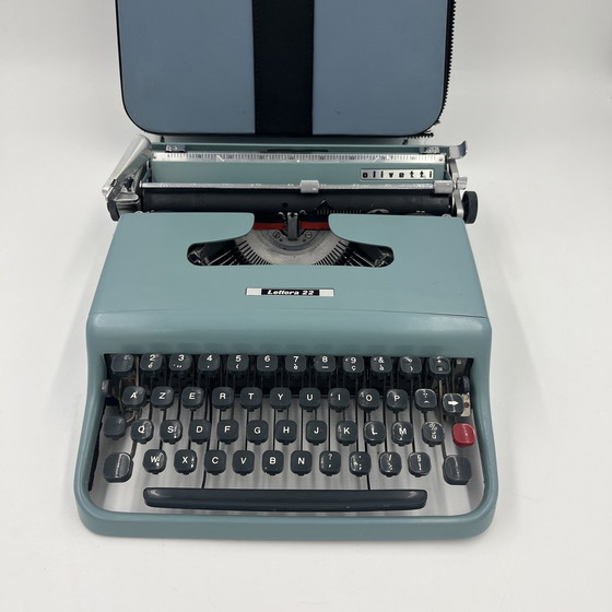 Image 1 of Olivetti Lettera 22 typemachine Blauw