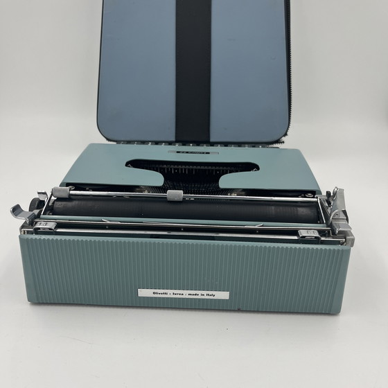 Image 1 of Olivetti Lettera 22 typemachine Blauw