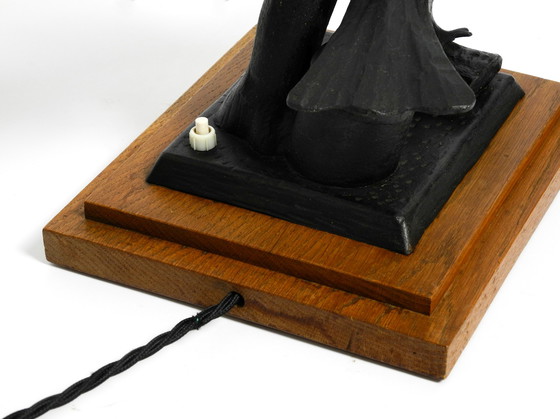 Image 1 of Grote ijzeren tafellamp uit 1940 in de vorm van een adelaar met een teakhouten voet