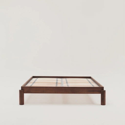 Bedframe van massief notenhout