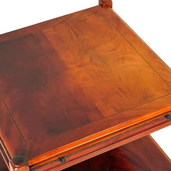 Image 1 of Vintage Brits - Bijzettafeltje Met Lade - Leren Inleg en Messing Detaillering - Georgische Stijl - Op Wielen Gemonteerd