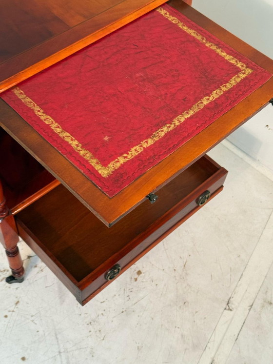 Image 1 of Vintage Brits - Bijzettafeltje Met Lade - Leren Inleg en Messing Detaillering - Georgische Stijl - Op Wielen Gemonteerd