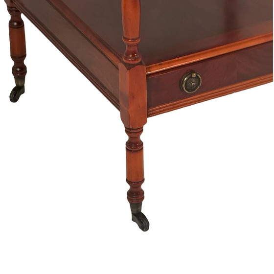 Image 1 of Vintage Brits - Bijzettafeltje Met Lade - Leren Inleg en Messing Detaillering - Georgische Stijl - Op Wielen Gemonteerd