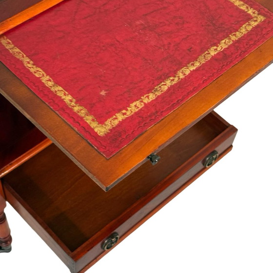 Image 1 of Vintage Brits - Bijzettafeltje Met Lade - Leren Inleg en Messing Detaillering - Georgische Stijl - Op Wielen Gemonteerd