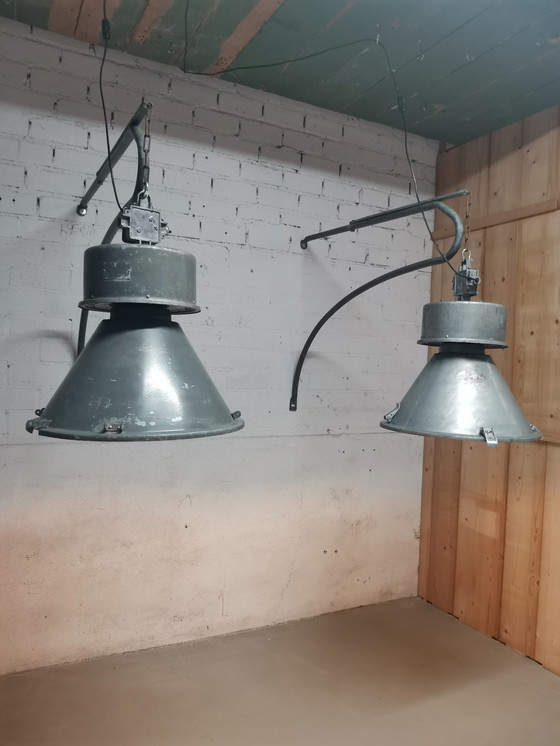 Image 1 of 2x IIndustriele hanglamp aan muurbeugel