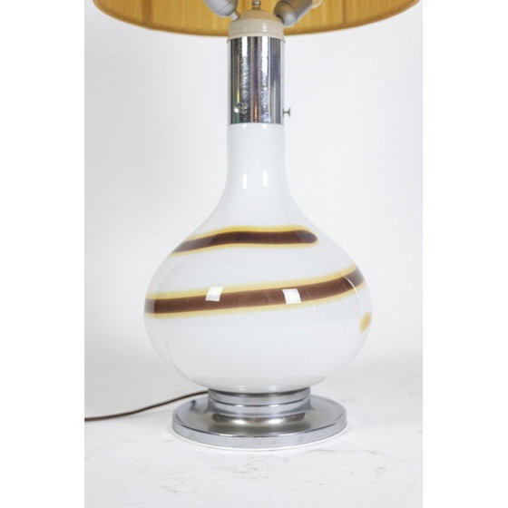 Image 1 of Vintage witte glazen lamp versierd met een bruine en gele spiraal, Italië 1970