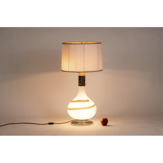Image 1 of Vintage witte glazen lamp versierd met een bruine en gele spiraal, Italië 1970