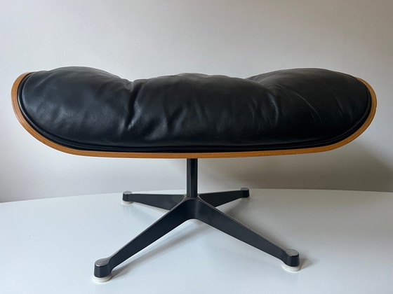 Image 1 of 1960S Herman Miller Loungestoel en Ottoman Set (2) - Ontwerp door Charles & Ray Eames