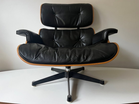 Image 1 of 1960S Herman Miller Loungestoel en Ottoman Set (2) - Ontwerp door Charles & Ray Eames