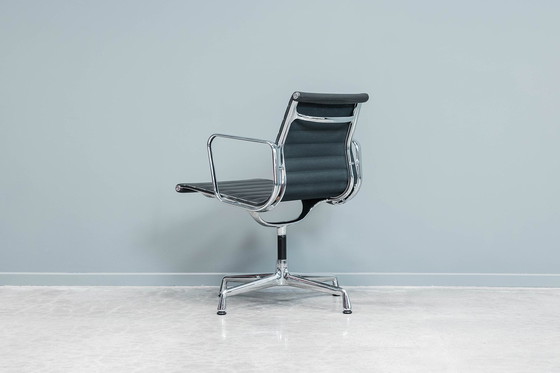 Image 1 of  Eames Ea108 Vergaderstoel