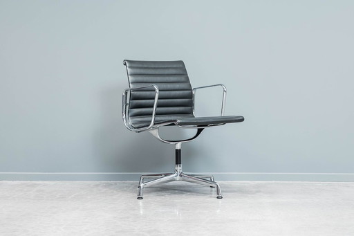  Eames Ea108 Vergaderstoel