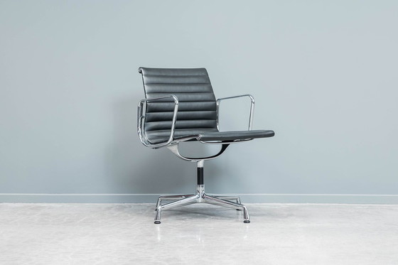 Image 1 of  Eames Ea108 Vergaderstoel