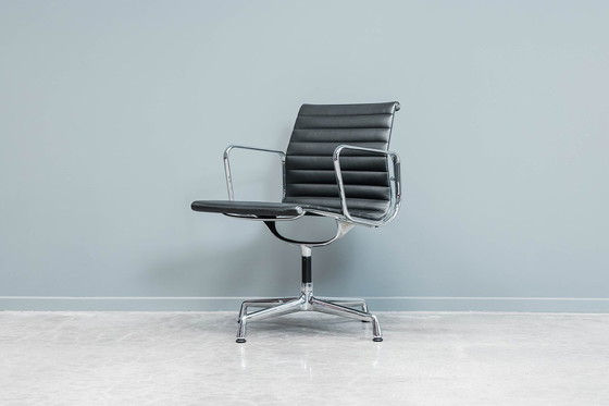 Image 1 of  Eames Ea108 Vergaderstoel