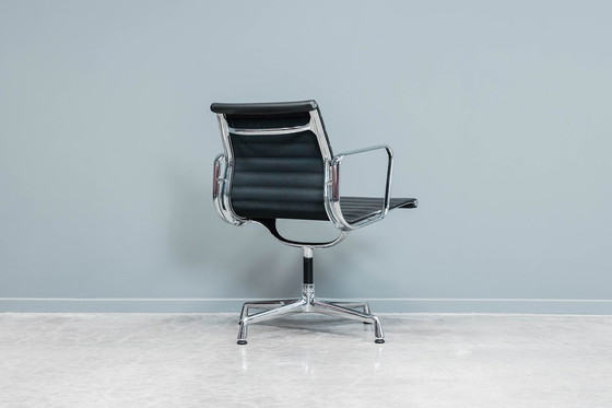 Image 1 of  Eames Ea108 Vergaderstoel