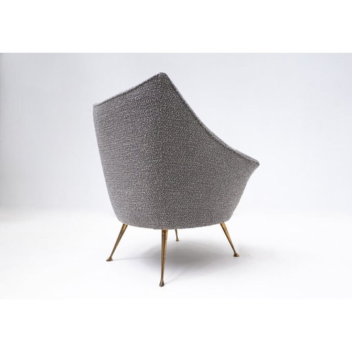 Paar Mid Century fauteuils met grijze bekleding en messing poten, Italië 1950