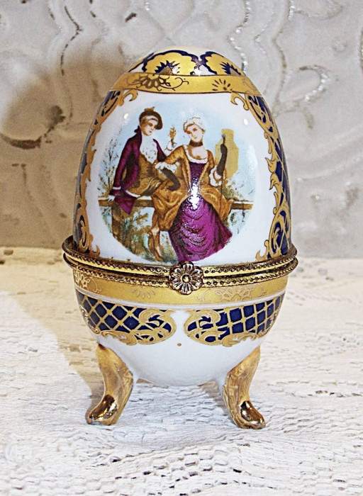 Fabergé stijl porseleinen ei op pootjes