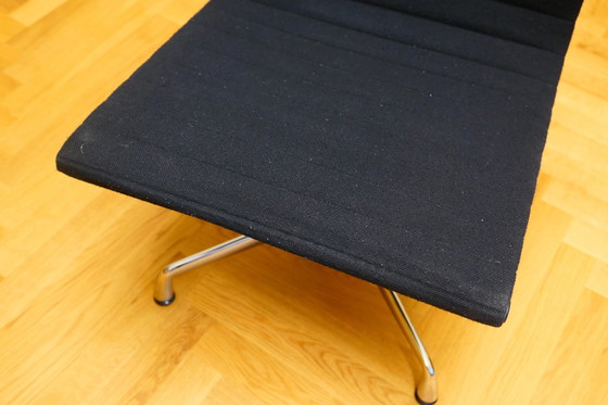 Image 1 of Vitra Ea 101 Aluminium Stoel | Bekleding van hopack, kleur Nero | Verchroomd 4-sterren onderstel