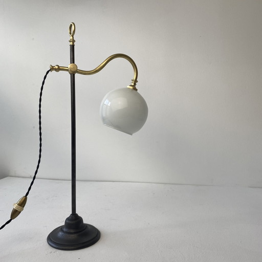 Antieke vintage bureaulamp omhoog en omlaag