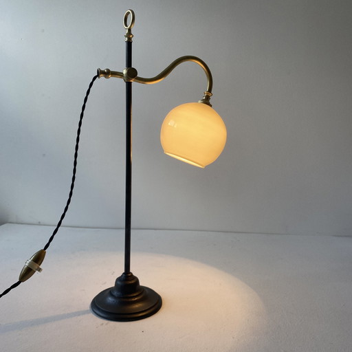 Antieke vintage bureaulamp omhoog en omlaag