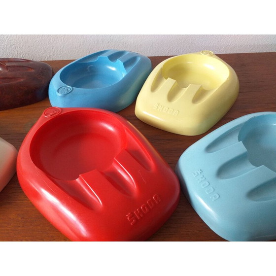 Image 1 of Set van 10 vintage gekleurde bakelieten asbakken van de autofabrikant Škoda, 1950