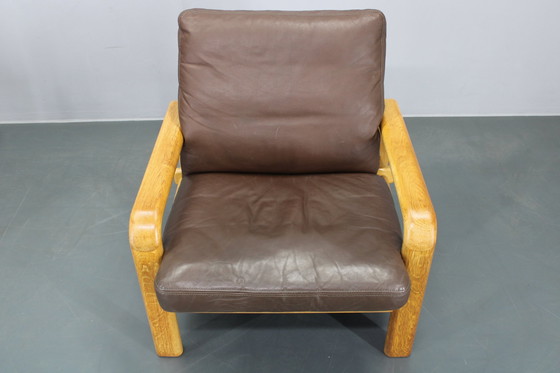 Image 1 of 1970 L. Olsen & Søn Paar fauteuils in eiken en leer, Denemarken