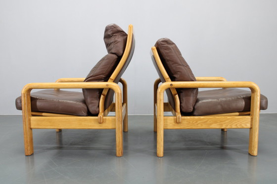Image 1 of 1970 L. Olsen & Søn Paar fauteuils in eiken en leer, Denemarken