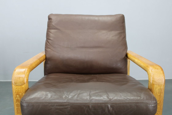 Image 1 of 1970 L. Olsen & Søn Paar fauteuils in eiken en leer, Denemarken