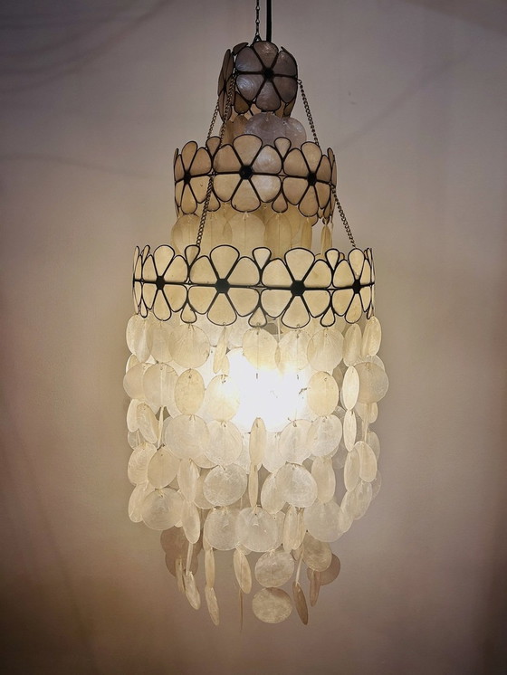 Image 1 of Vintage parelmoer kroonluchter, bloemmotief, jaren '60